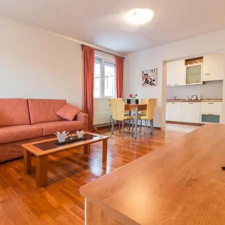 *la Primavera* - Spacious In Top Centre